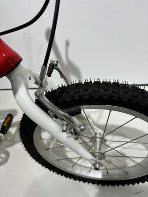 Smooth and Light 14.3kg Childrens Bike with Non slip Pedals and Double Wall Alloy Rim